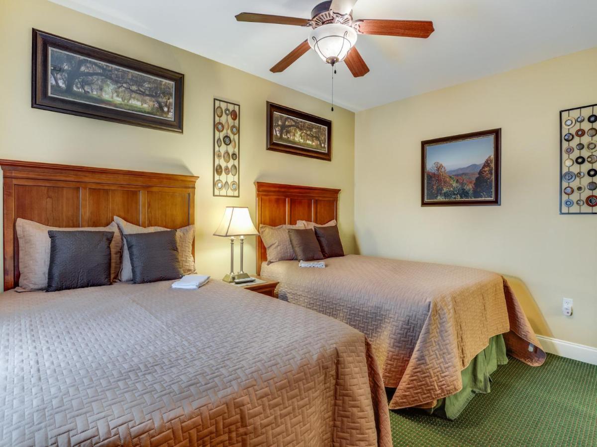 Downtown Delight, 2 Bedrooms, Pool, Hot Tub, Sleeps 6 蓋特林堡 外观 照片